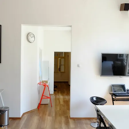 Lovecroatia - 'pax Nest' Zagreb